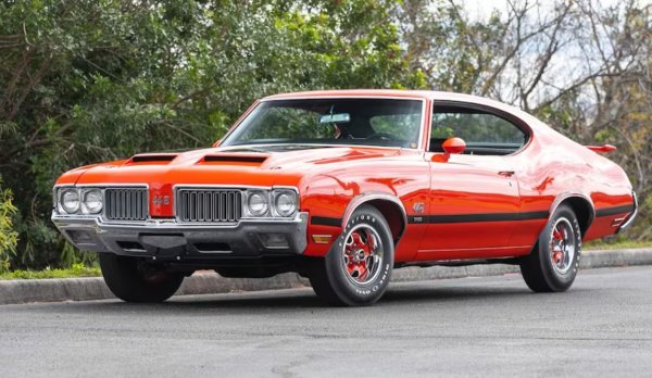 Това отговорът на базираната в Лансниг компания на процъфтяващия пазар на мъсъл автомобили, чиито основи са поставени от съперника Pontiac. Звеното на General Motors оглавява революцията в сегмента през 60-те години на миналия век, предлагайки модел, който разполага с типичните за мъсъл колите екстри &ndash; мощен 8V двигател, четирикамерен карбуратор, четиристепенна ръчна скоростна кутия и двоен ауспух.
Предлаганият на търга в Далас автомобил е оборудван с двигател с мощност от 370 к.с., както и с преден капак от фибростъкло, функционални въздуховоди, алуминиев всмукателен колектор и нов разпределителен вал.
